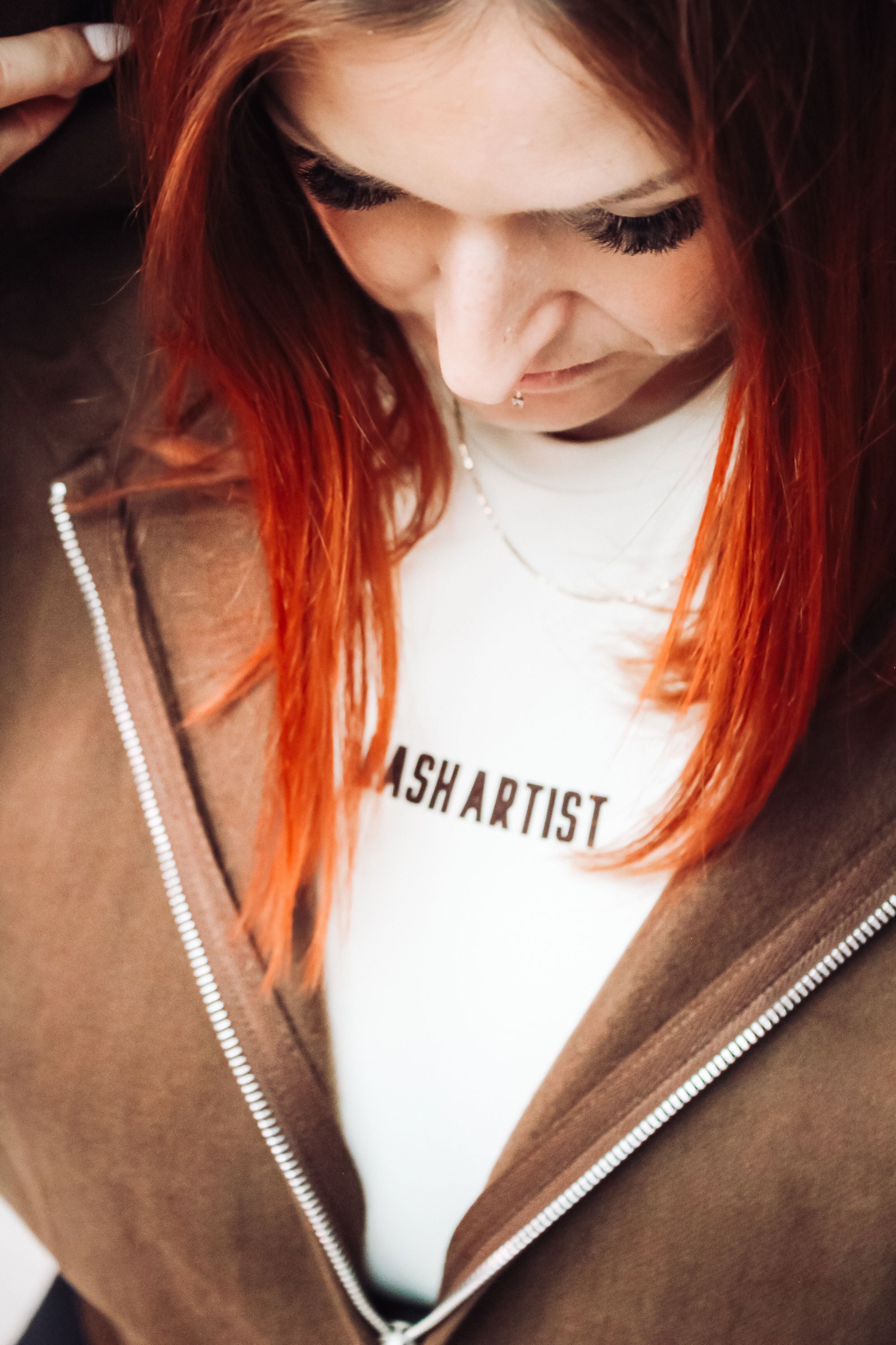 BEAUTIFUL – Hoodie brun zippé à message