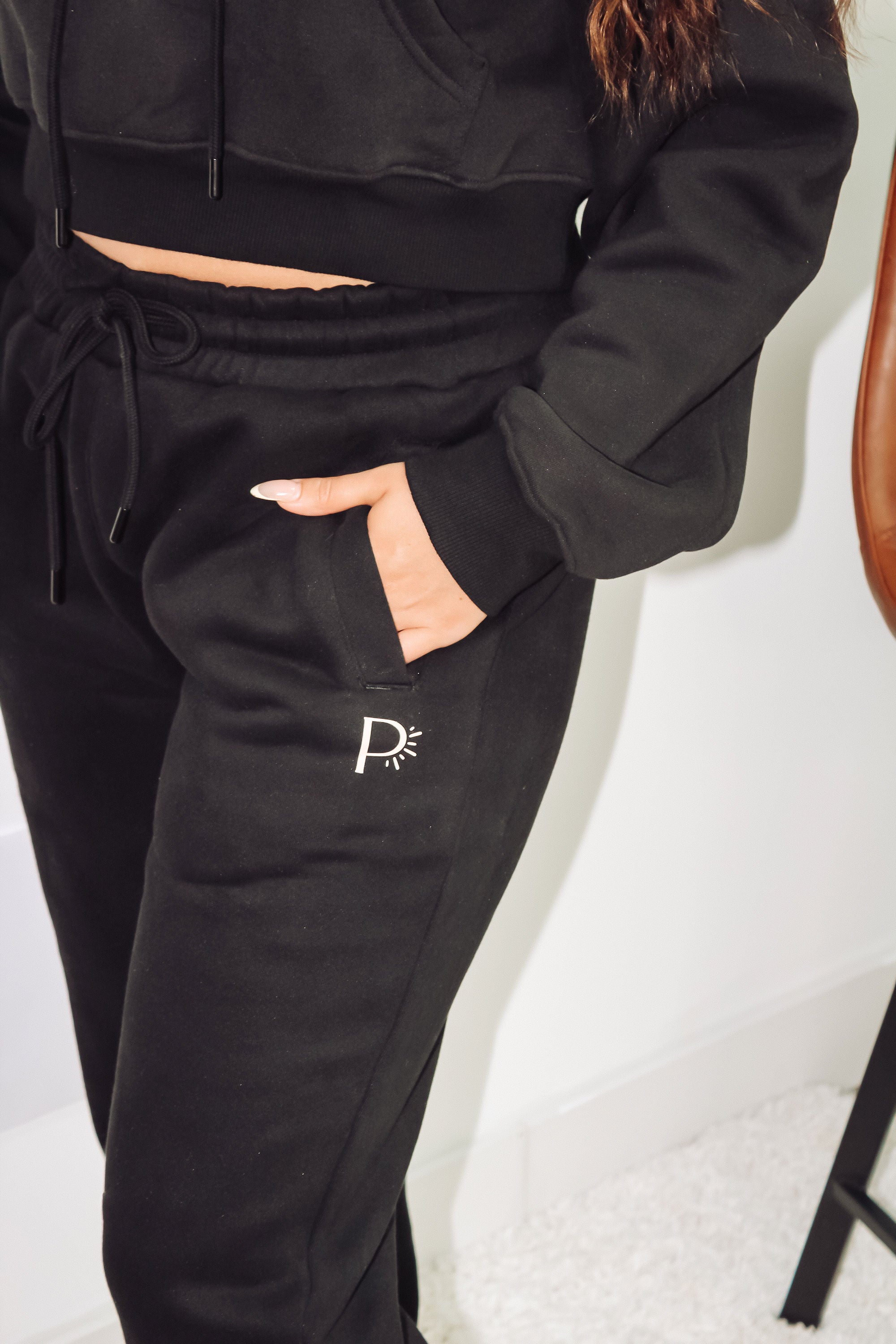 PLUSH JOGGER – Jogger taille haute à jambe droite